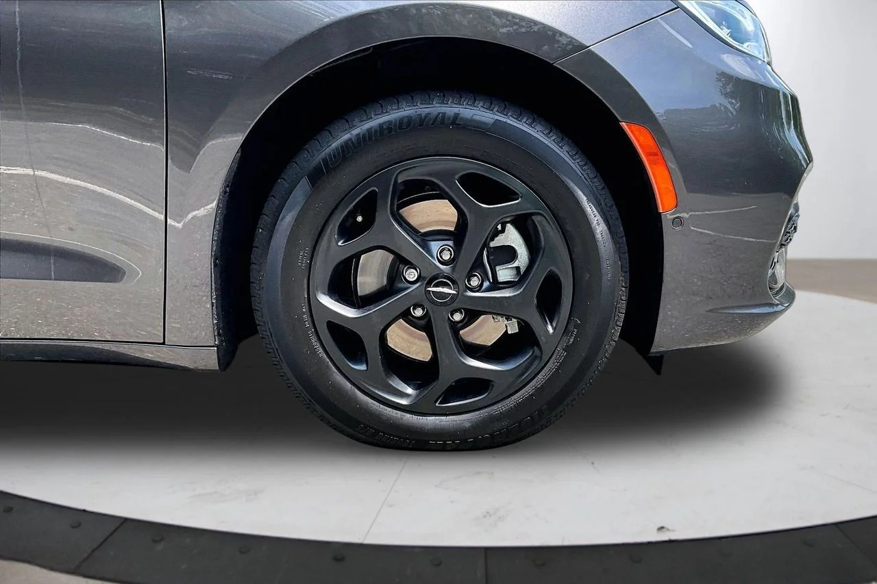 Used 2023 Gray Chrysler Limited image 35
