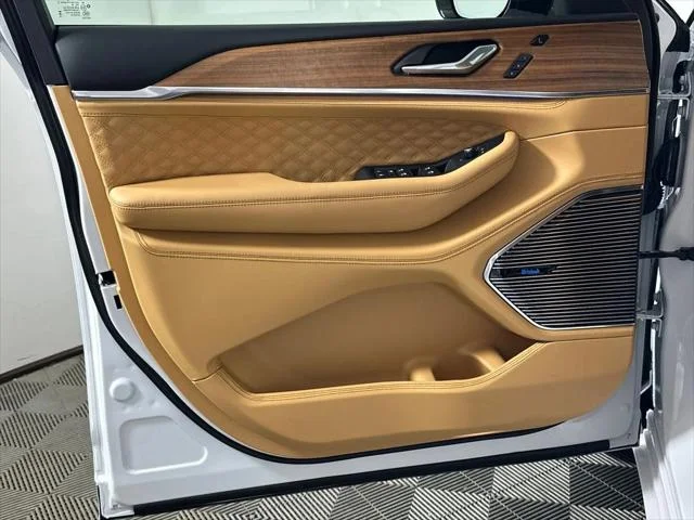 New 2026 Bright White Clear-Coat Exterior Paint Jeep Summit image 18