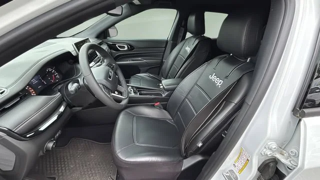 Used 2023  Jeep Altitude image 17