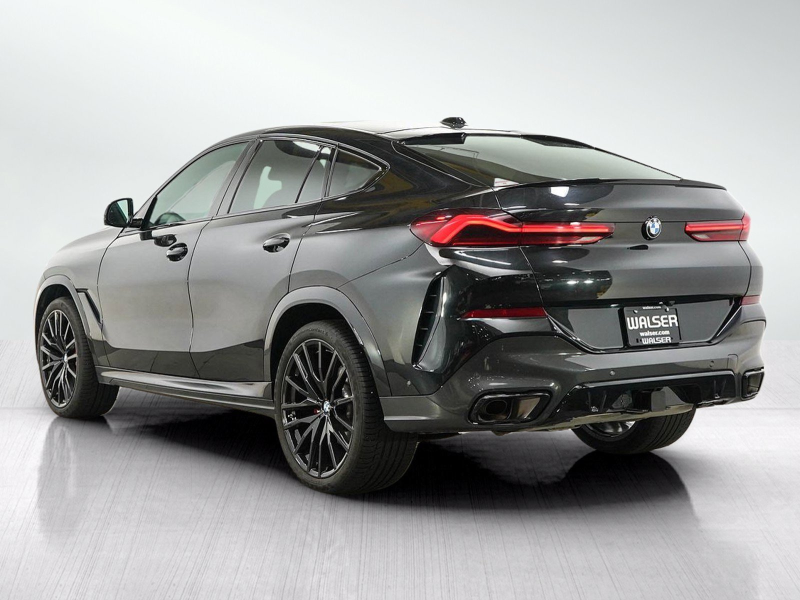 Used 2024  BMW xDrive40i Sports Activity Coupe image 3