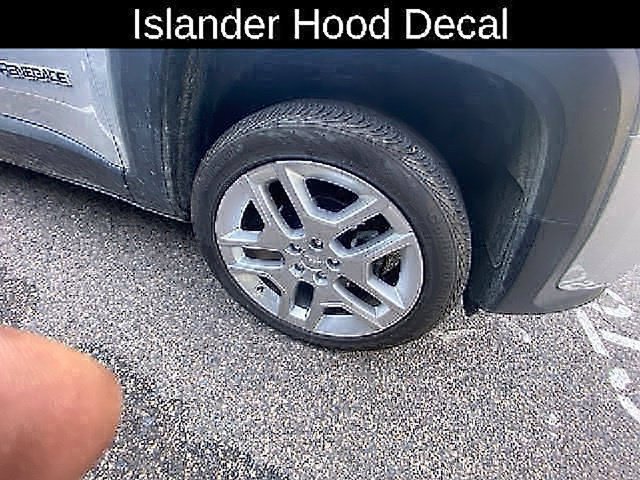 Used 2021 Silver Jeep Latitude image 25