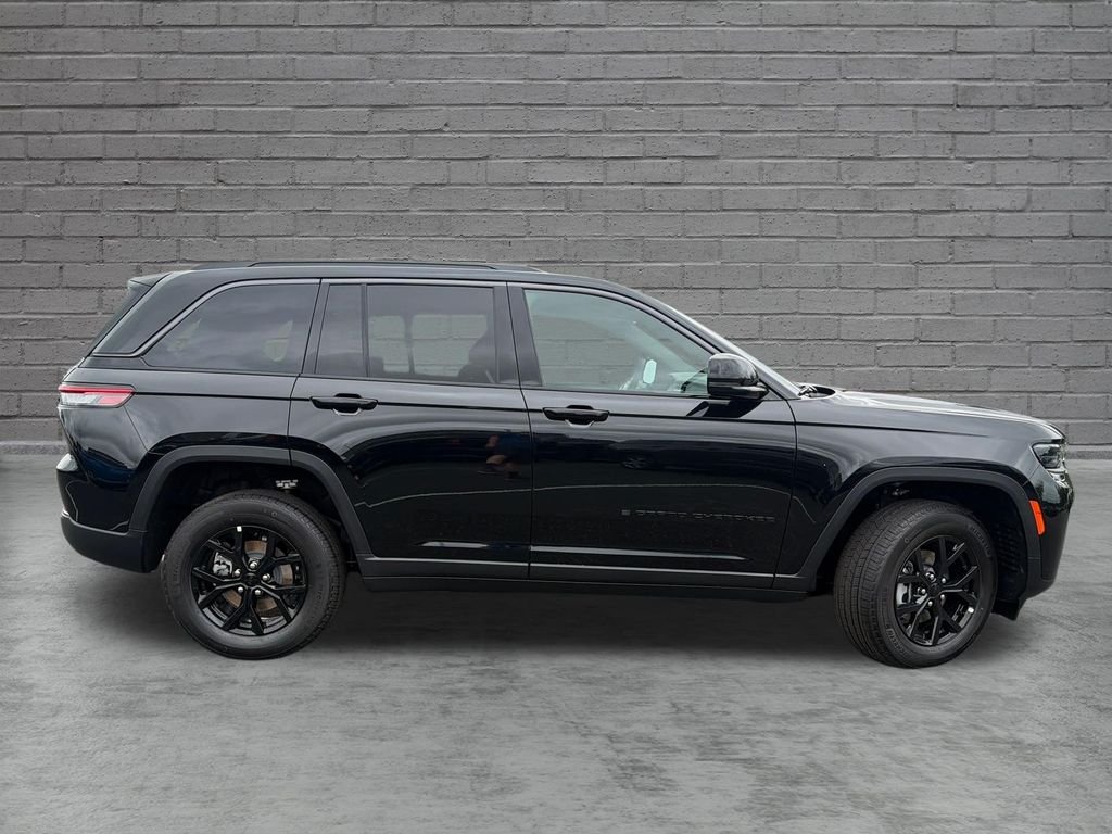 New 2026 Diamond Black Crystal Pearl-Coat Exterior Paint Jeep Altitude image 9