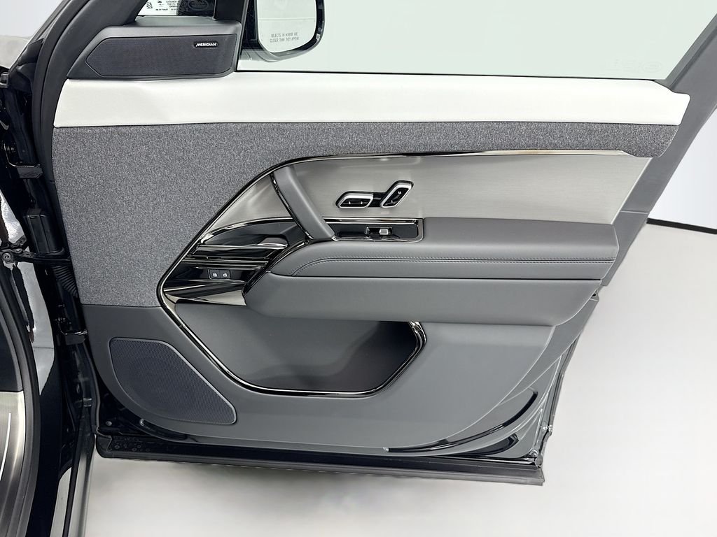New 2026 Santorini Black Land Rover Dynamic SE image 24