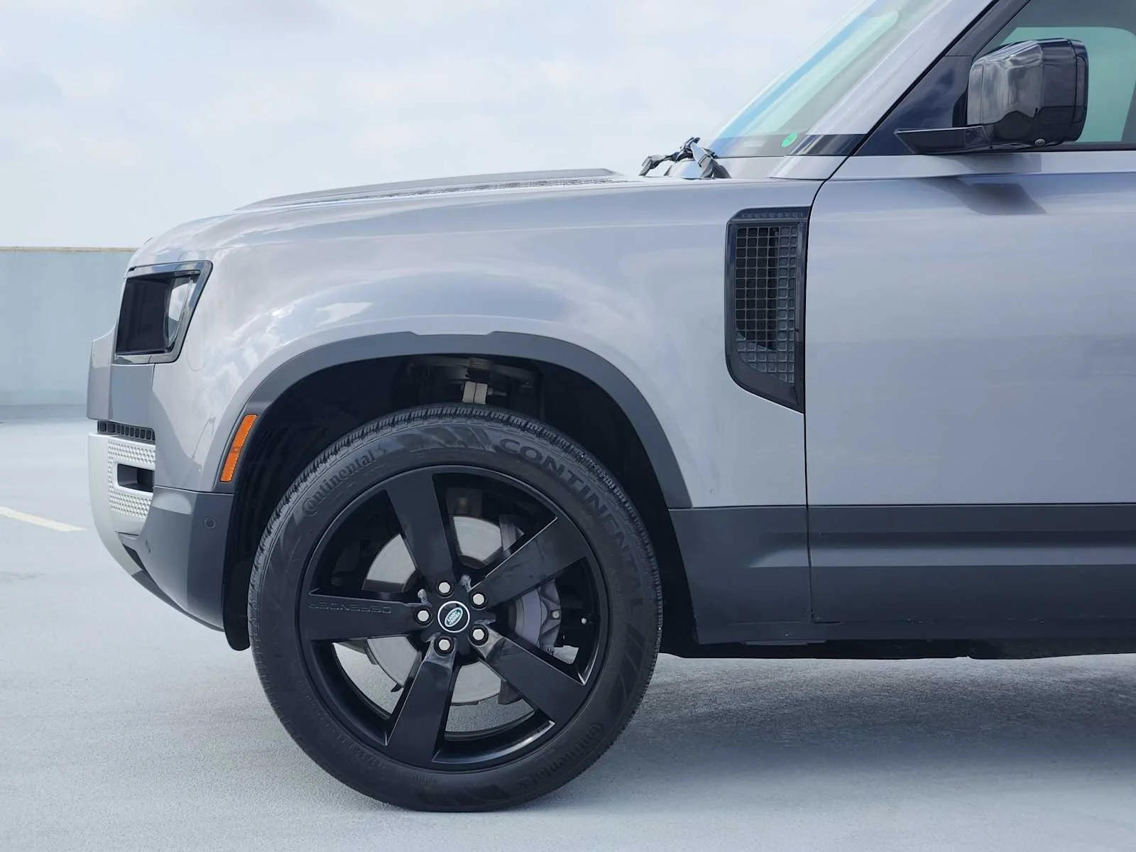 Used 2022 Eiger Grey Metallic Land Rover SE image 9