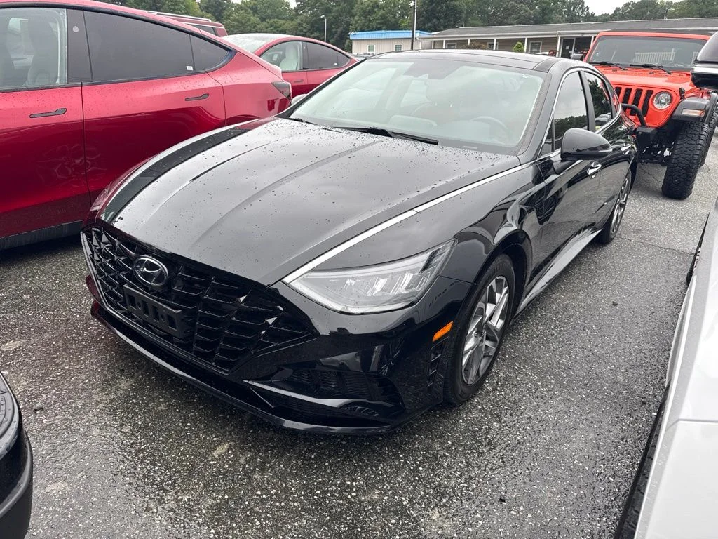 Used 2021 Black Hyundai SEL image 1