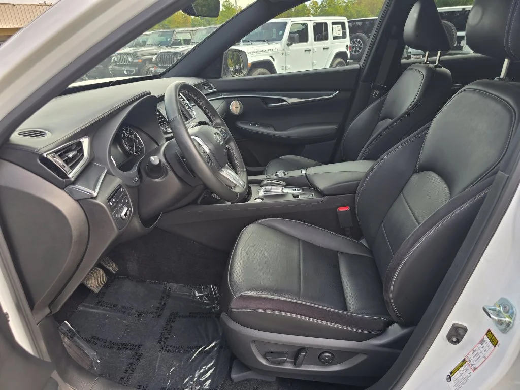 Used 2025 White INFINITI SPORT image 4