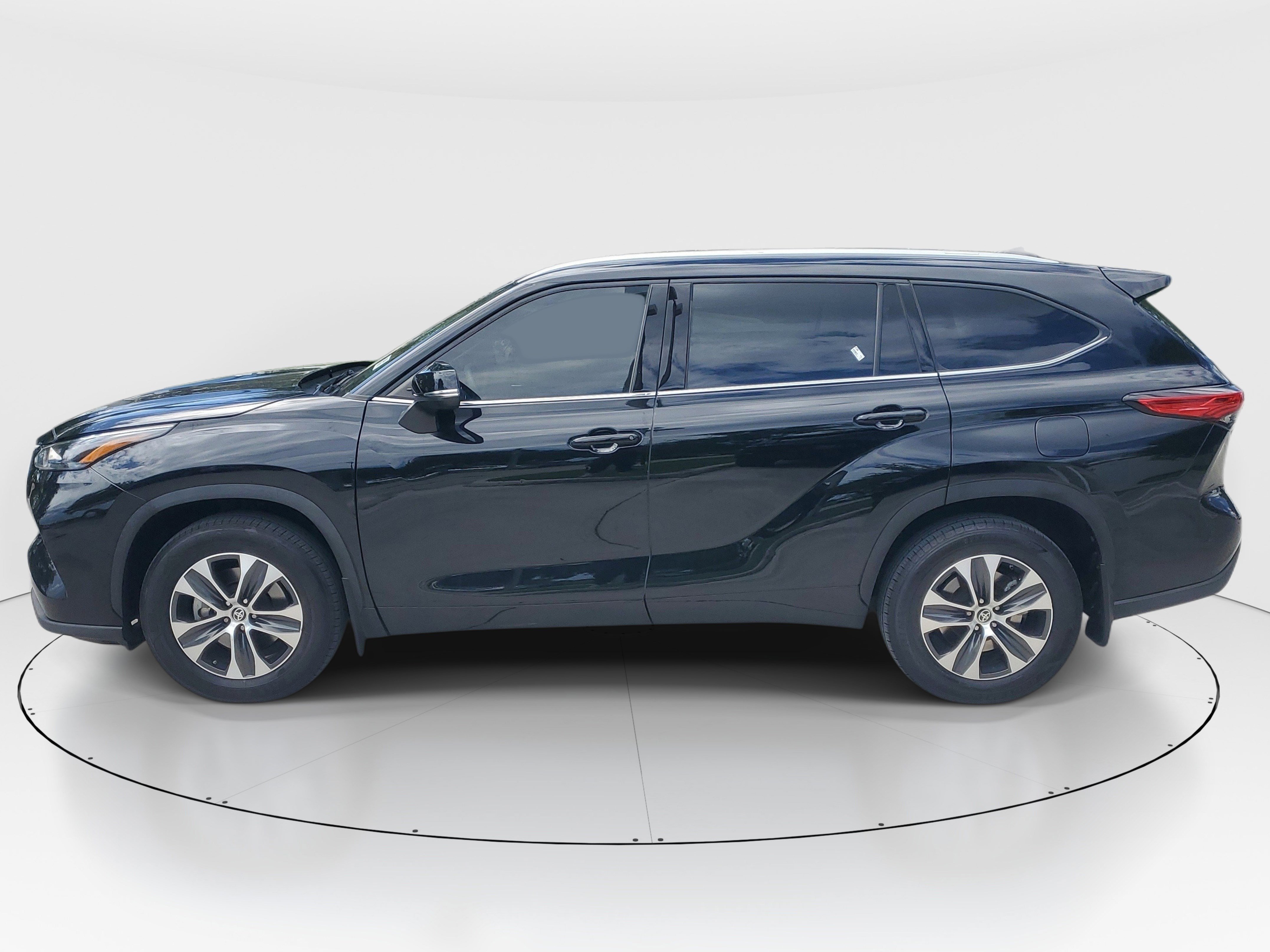 Used 2022 Midnight Black Metallic Toyota XLE image 6