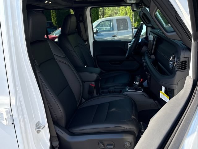 New 2026 Bright White Clear-Coat Exterior Paint Jeep Sahara image 24