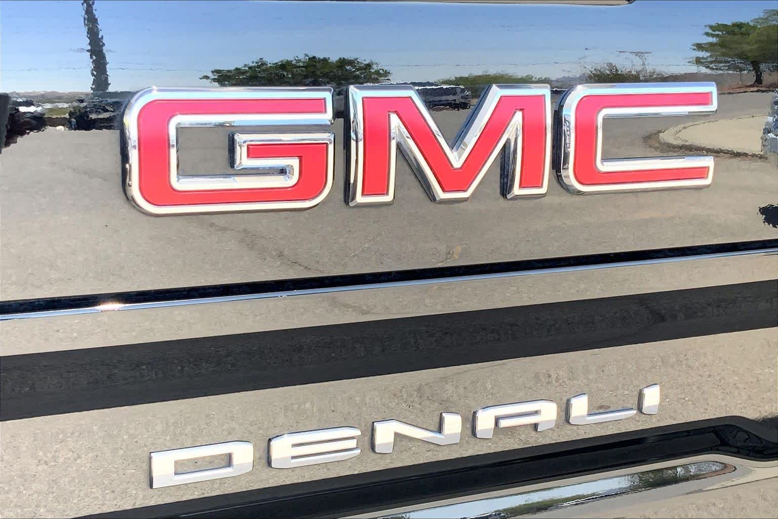 Used 2025 Onyx Black GMC Denali image 28