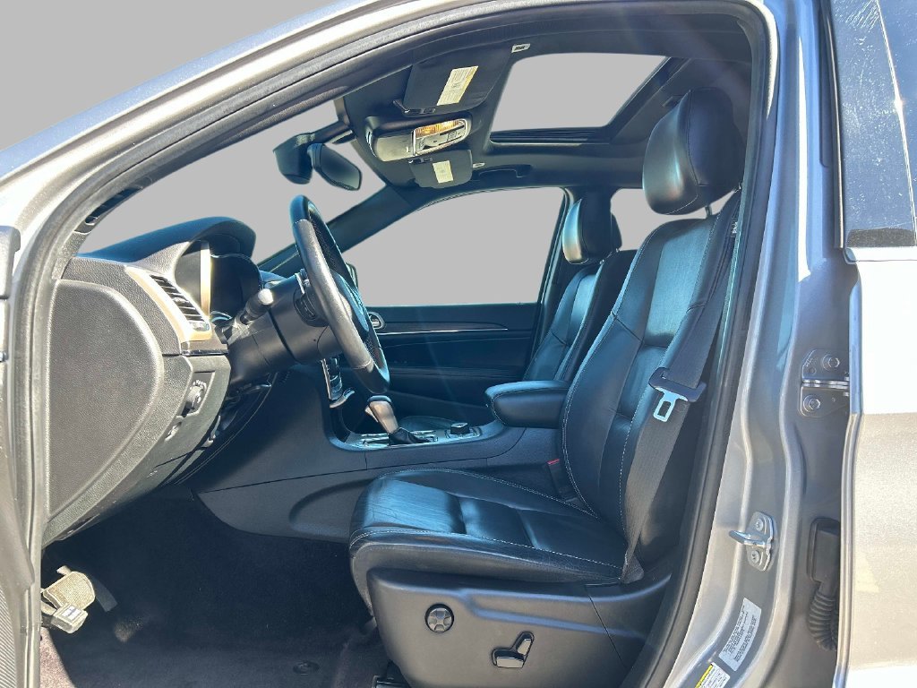 Used 2017 Silver Jeep Limited image 16