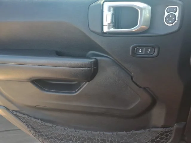 Used 2018  Jeep Sport S image 16