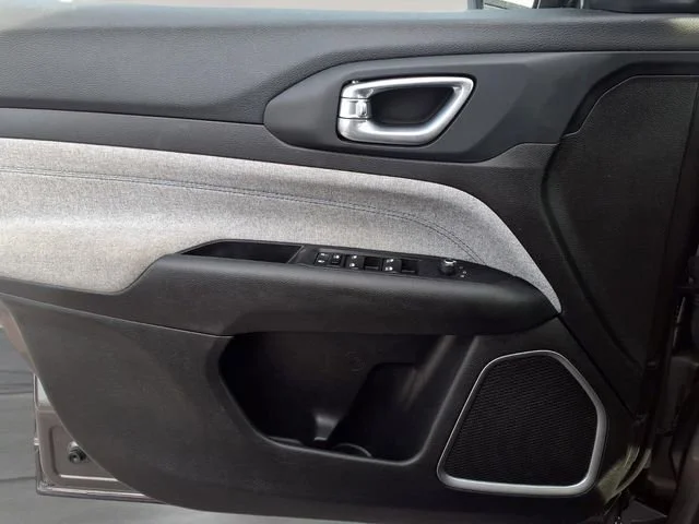 Used 2024  Jeep Latitude image 16