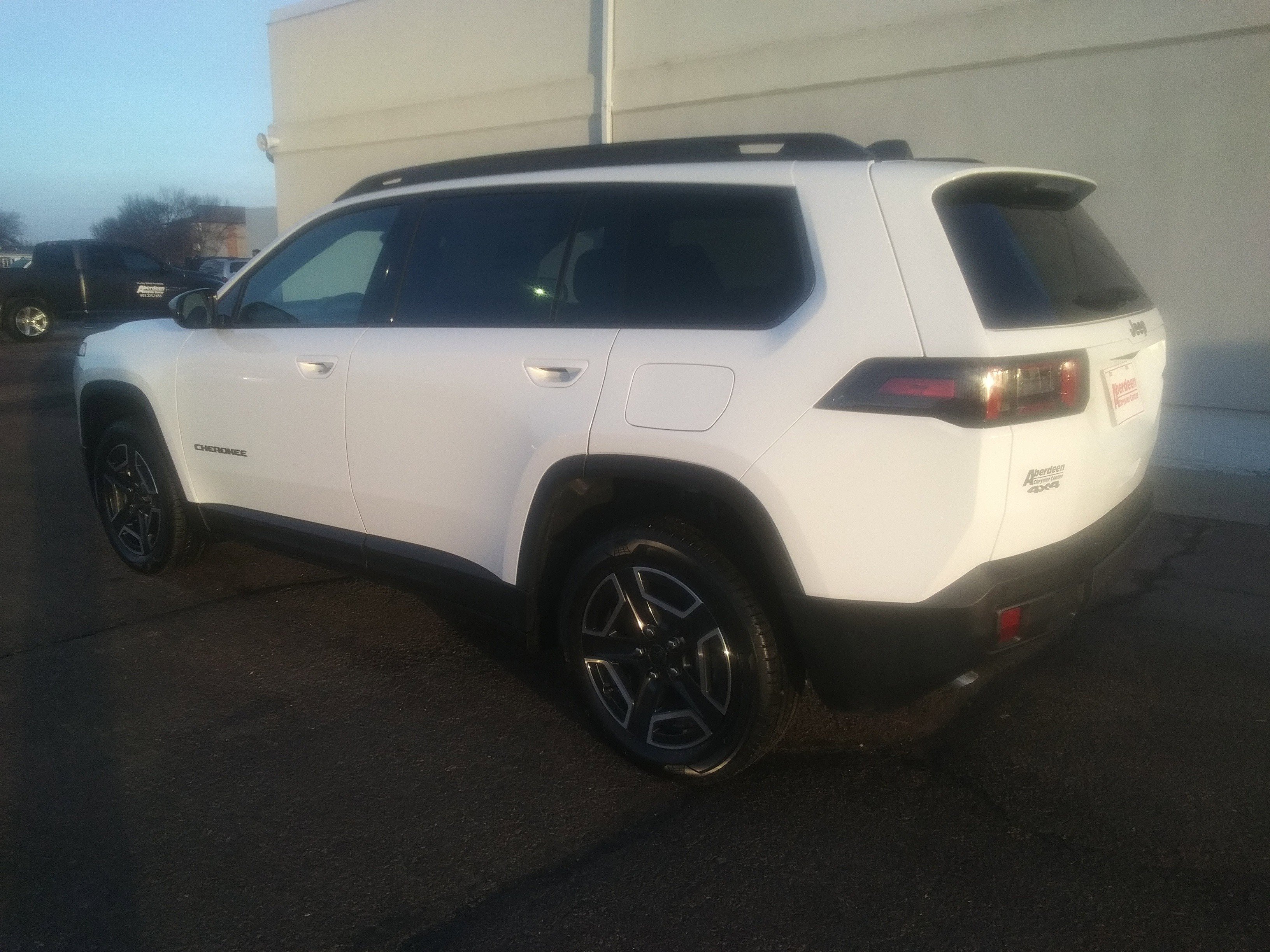 New 2026 Bright White Clear-Coat Exterior Paint Jeep Limited image 7