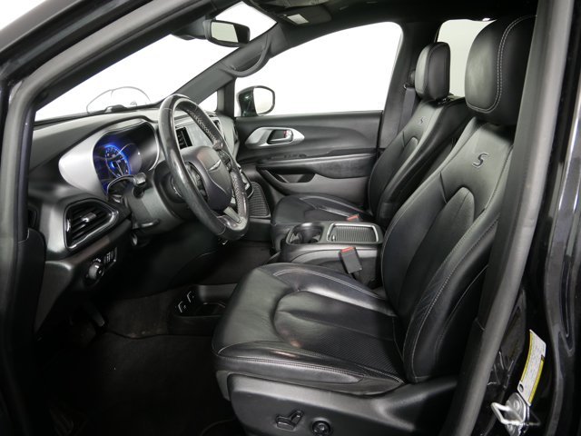 Used 2019 Brilliant Black Crystal Pearlcoat Chrysler Touring L Plus image 9