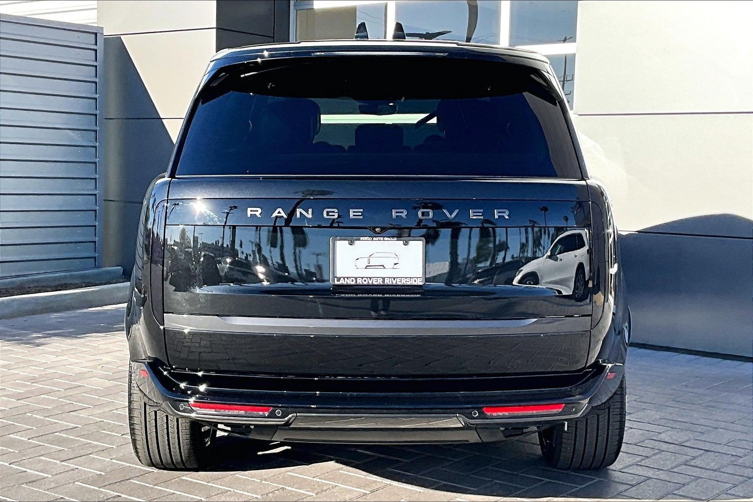 New 2027 Santorini Black Land Rover SE image 4