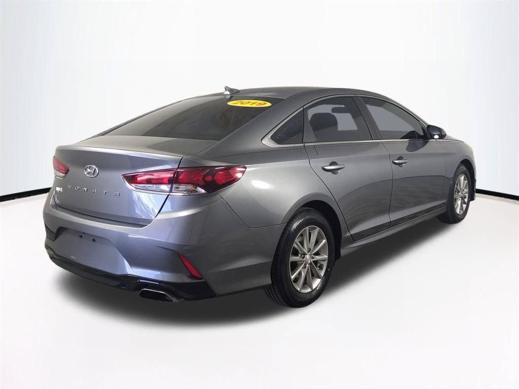 Used 2019 Gray Hyundai SE image 5