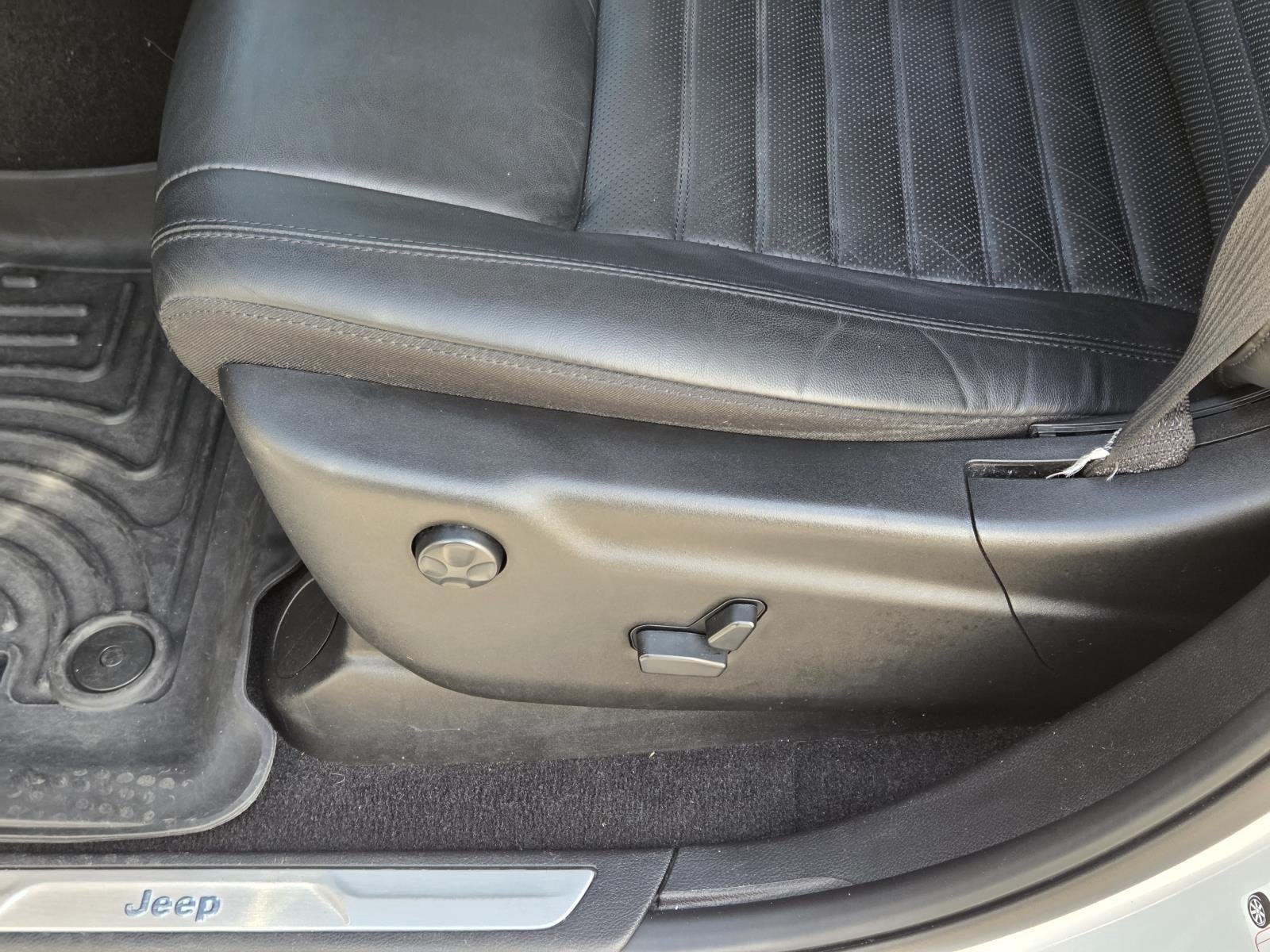 Used 2019 Bright White Clearcoat Jeep Limited X image 31