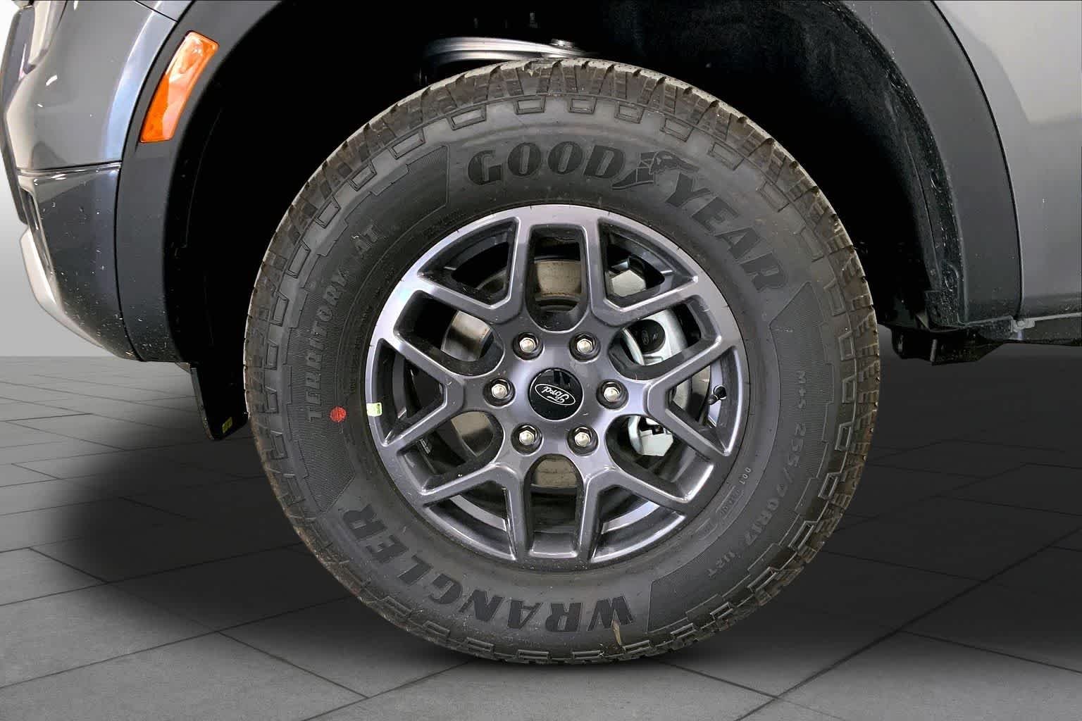 New 2026 M7/CARBONIZED G Ford XLT image 9