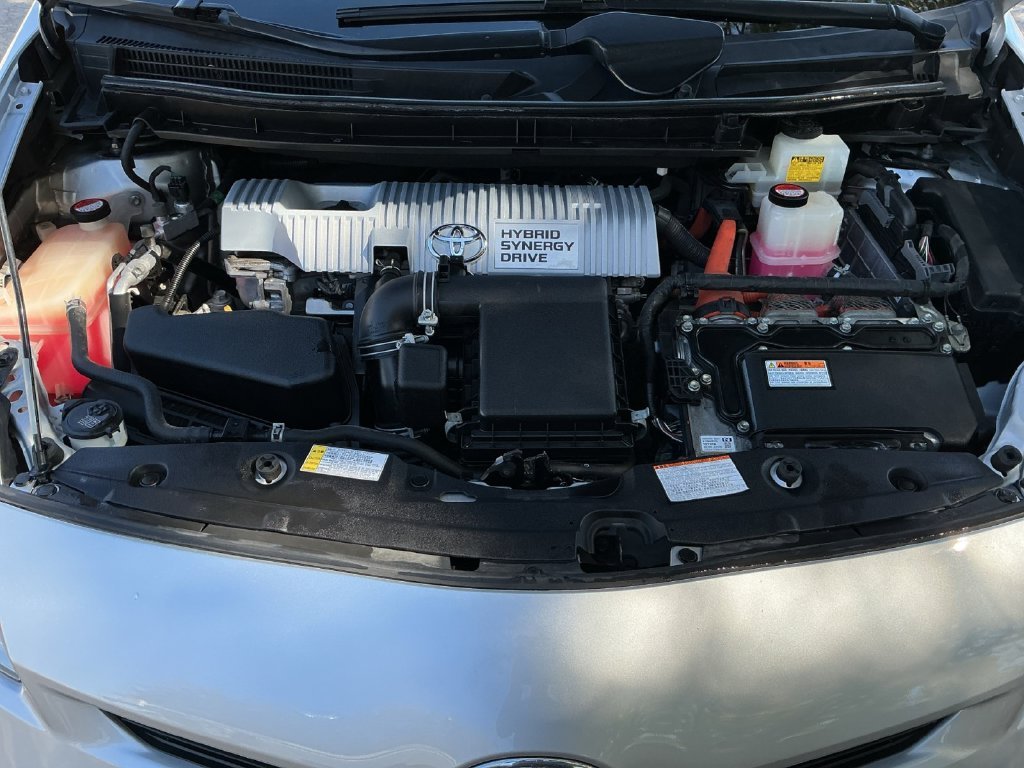 Used 2015 Silver Toyota Three image 29
