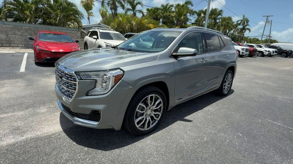 Used 2023 Silver GMC Denali image 4