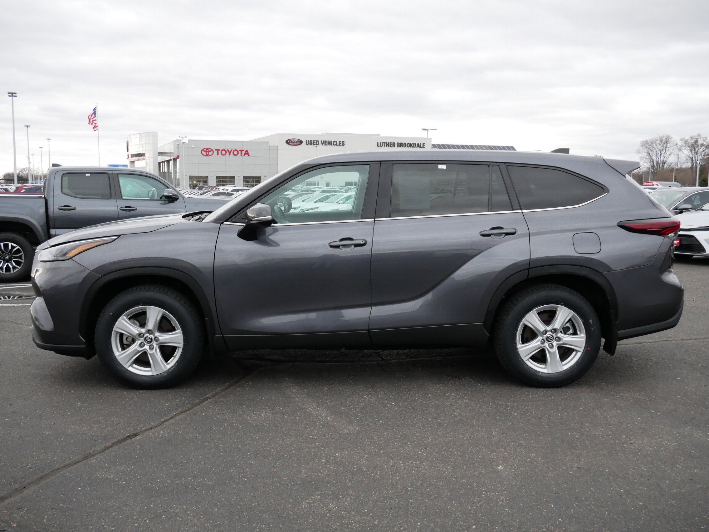 Certified 2024 Toyota Highlander LE with VIN 5TDKDRBH1RS554470 for sale in Brooklyn Center, Minnesota