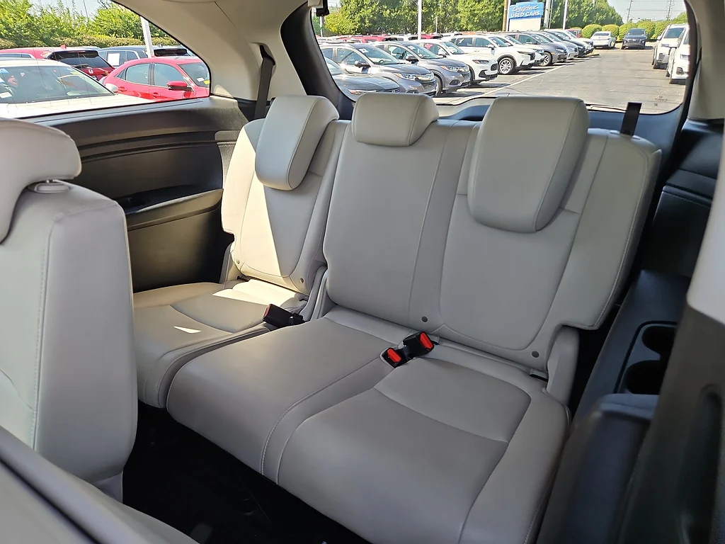 Certified Used 2025 Solar Silver Metallic Honda EX-L image 13
