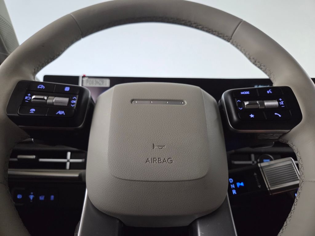 Used 2025 White Hyundai SEL image 22