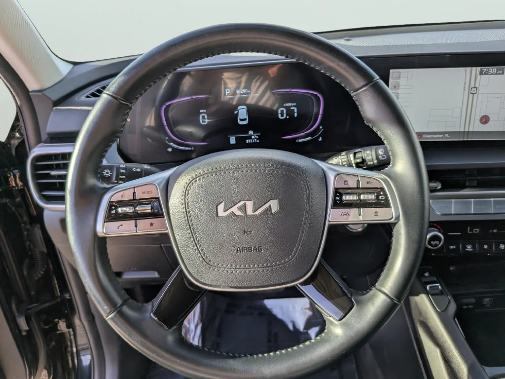 Used 2025 Black Kia S image 28
