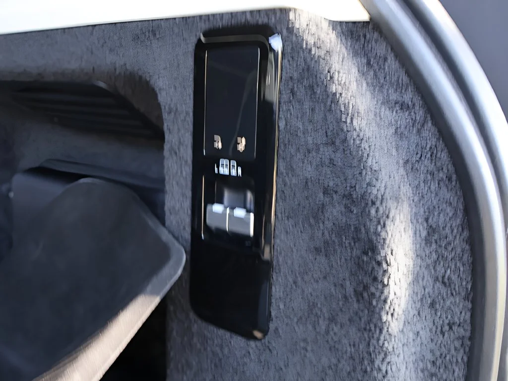 Used 2023 Batumi Gold Premium Metallic Land Rover SE image 18