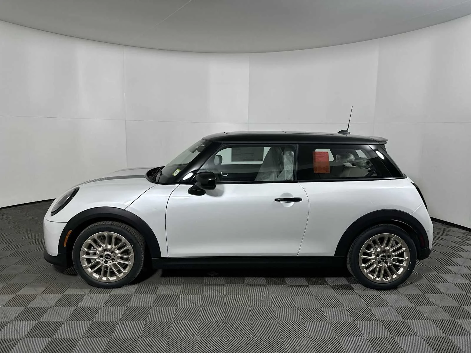 New 2026 Nanuq White Metallic MINI Signature Plus image 4