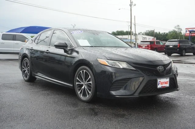 Used 2019  Toyota LE image 3