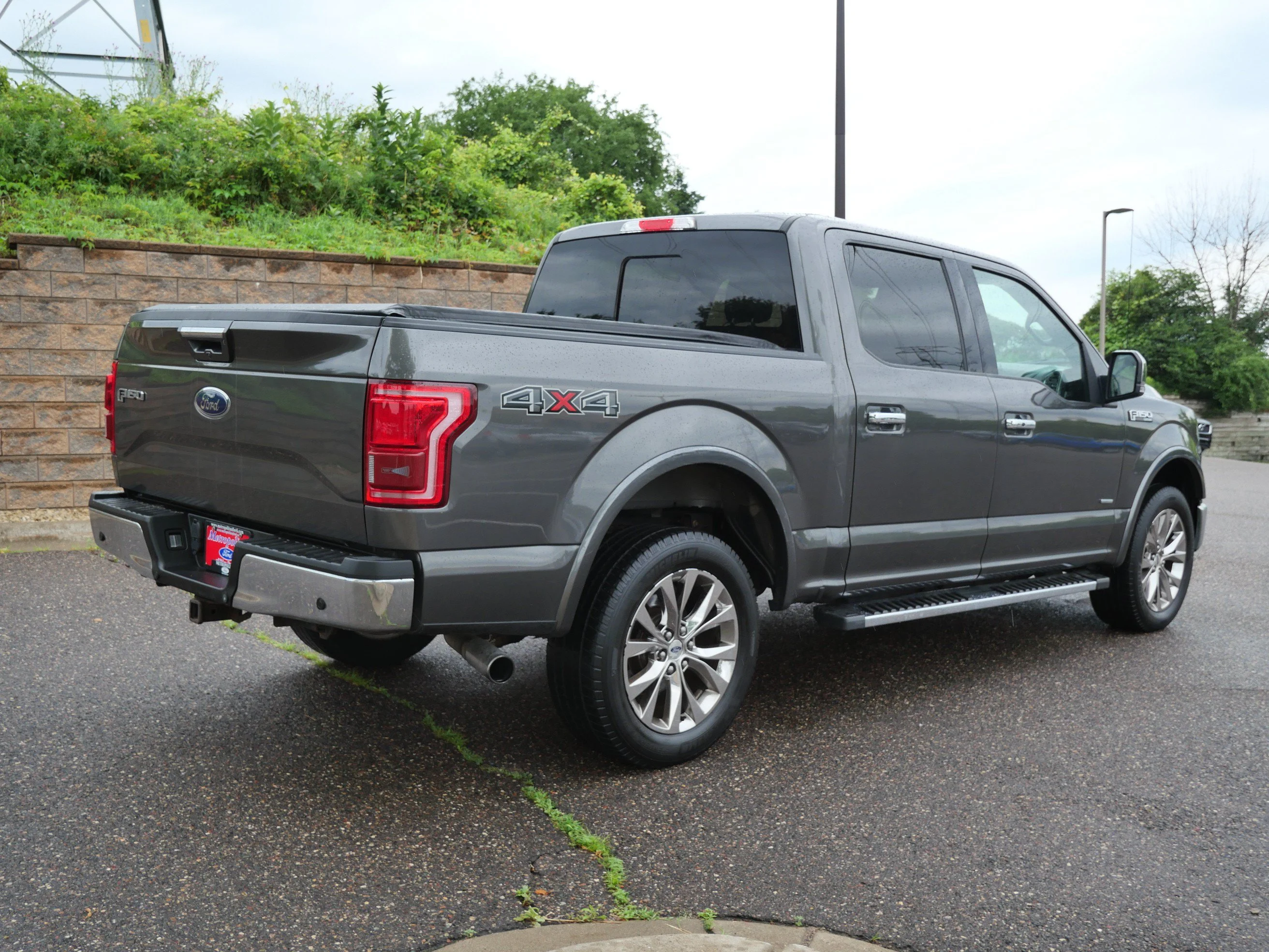 Used 2015 Magnetic Metallic Ford Lariat image 6
