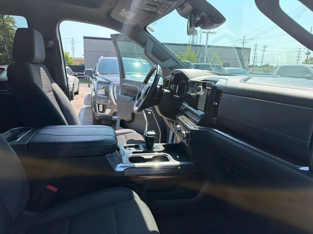Used 2024 White GMC Elevation image 22