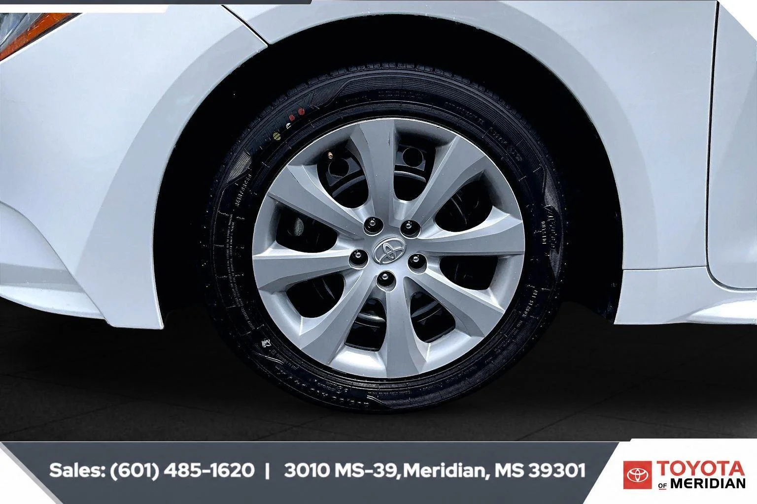 Used 2023 Ice Cap Toyota LE image 7