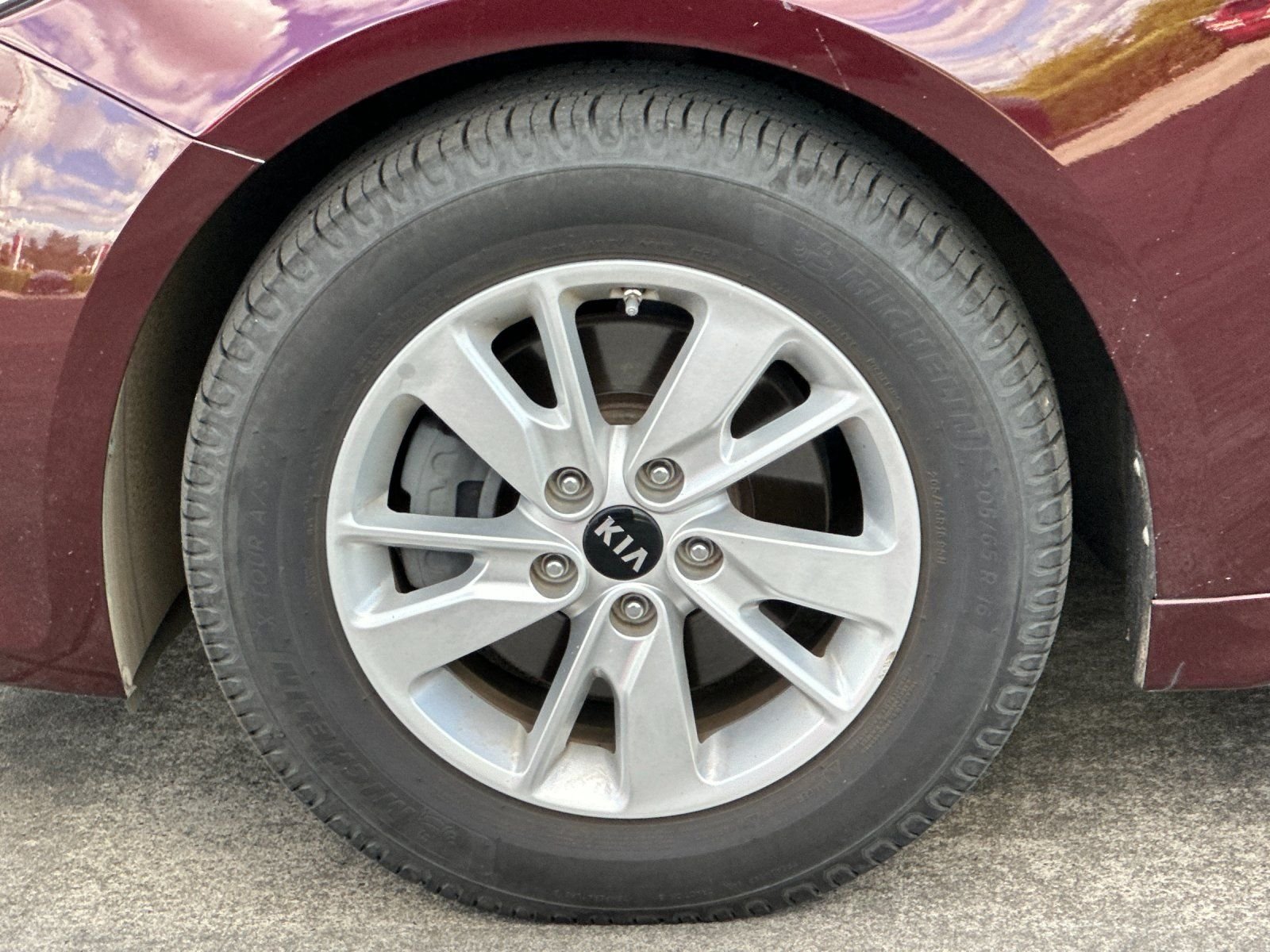 Used 2018 Sangria Kia LX image 21