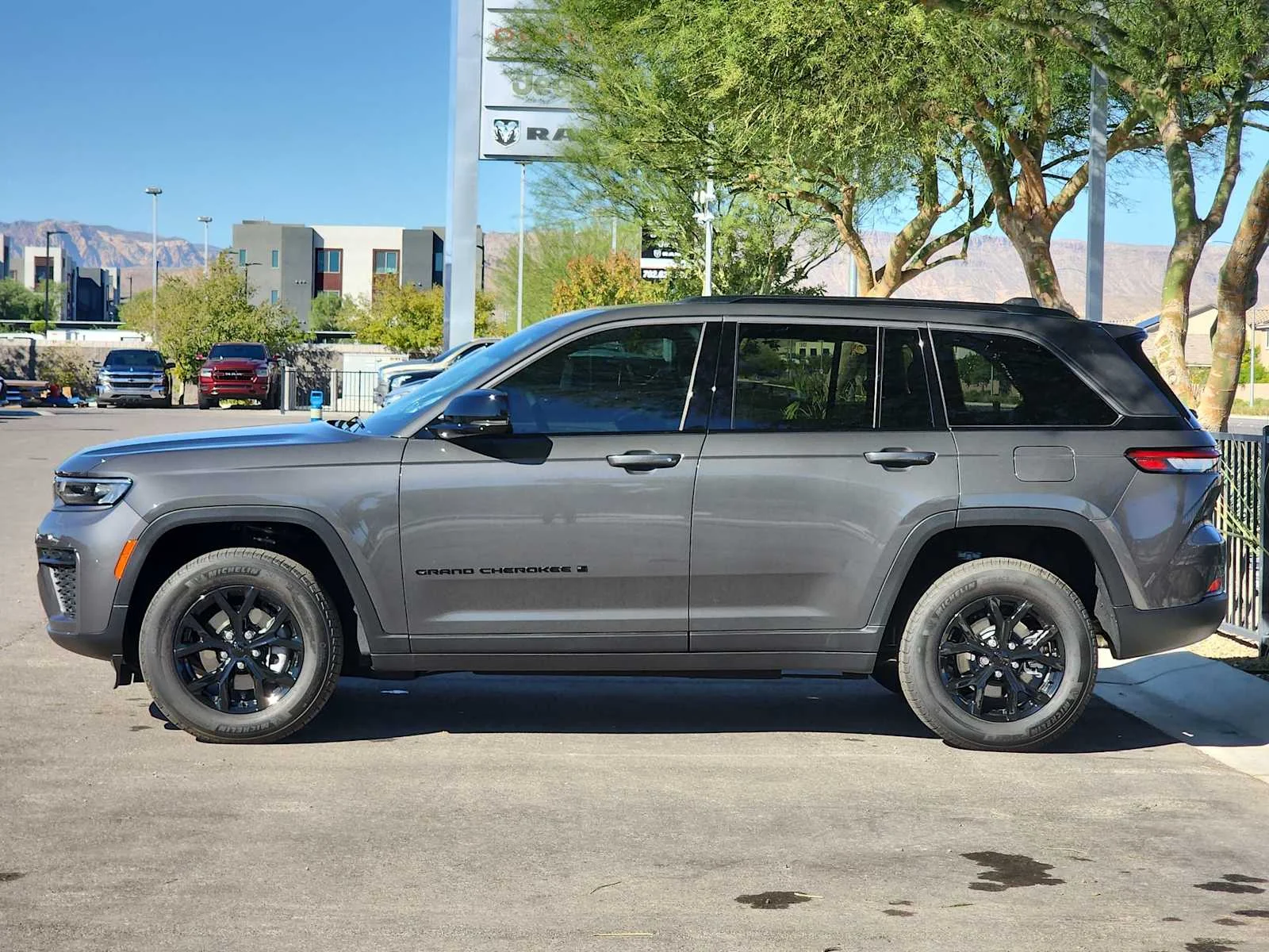 New 2026 Baltic Gray Metallic Clear-Coat Exterior Paint Jeep Laredo Altitude image 5