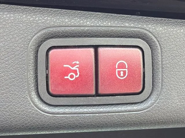 Used 2019 Red Mercedes-Benz 4MATIC® image 19