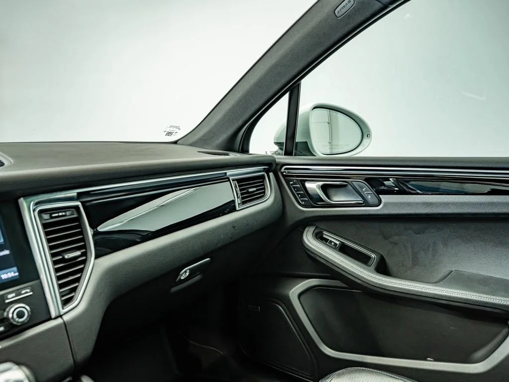 Used 2018 White Porsche  image 37