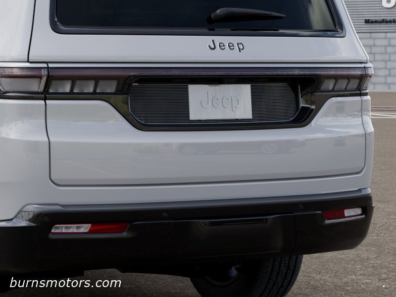 New 2026 Bright White Clear-Coat Exterior Paint Jeep 4x2 image 13
