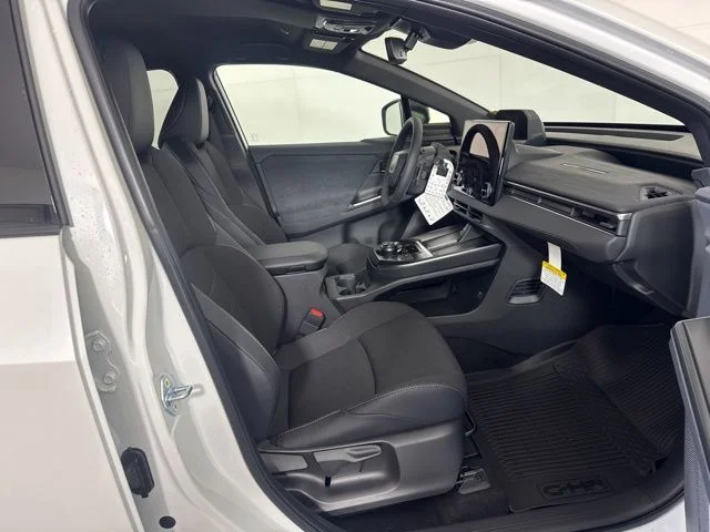 New 2026 Wind Chill Pearl <sup>1</sup> Toyota  SE image 4
