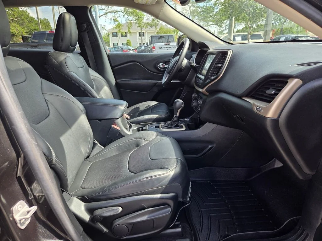 Used 2014 Black Jeep Limited image 21