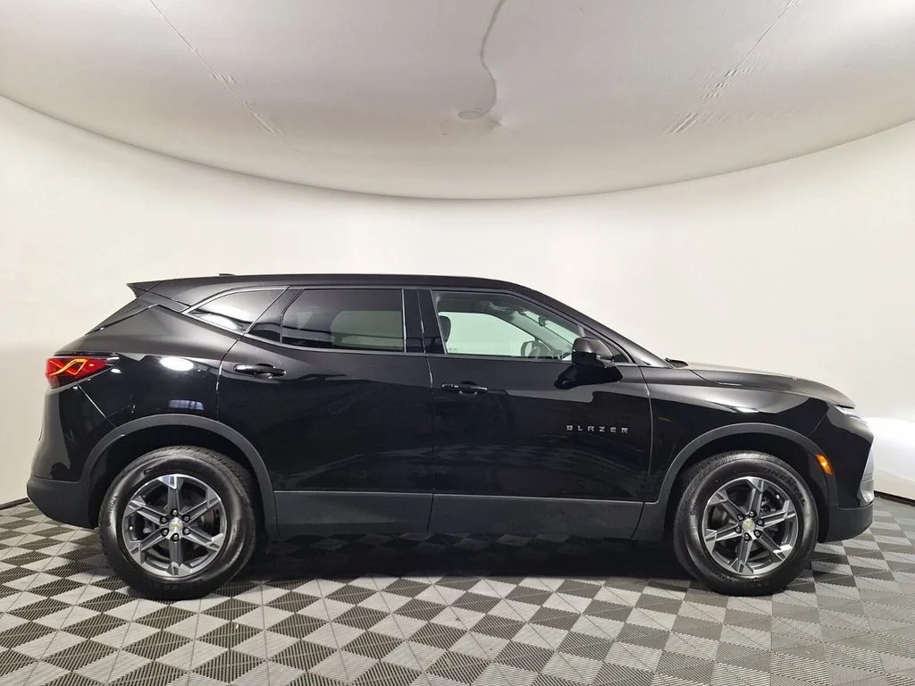 Used 2025 Black Chevrolet LT image 4
