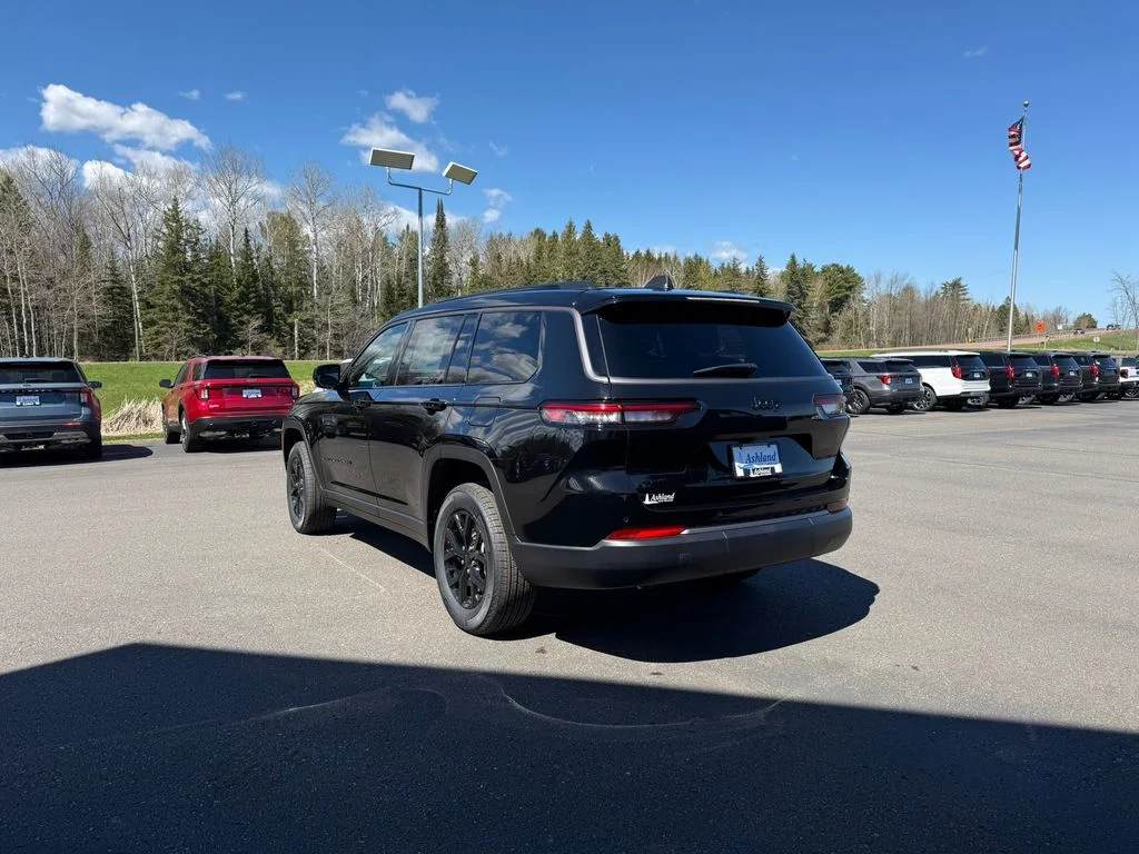 New 2026 Diamond Black Crystal Pearlcoat Jeep Laredo image 6