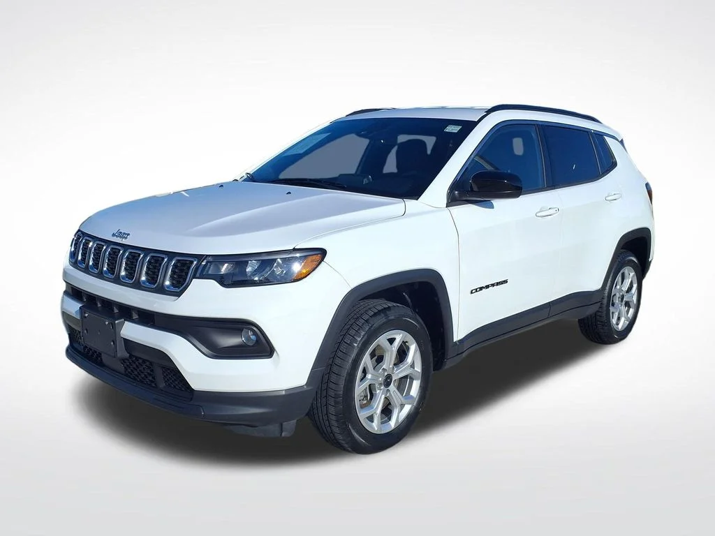 Used 2025 White Jeep Latitude image 3