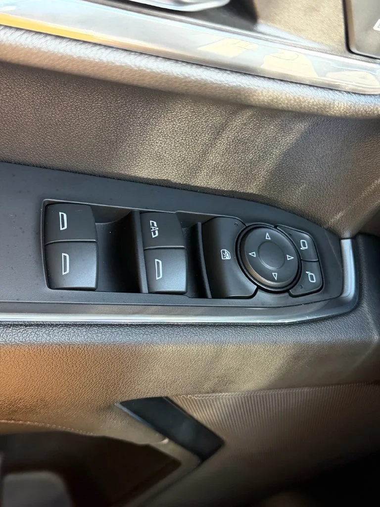 Used 2023 SUMMIT WHITE GMC Elevation image 33