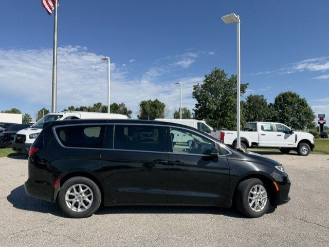 Used 2023 Brilliant Black Crystal Pearlcoat Chrysler Touring L image 8