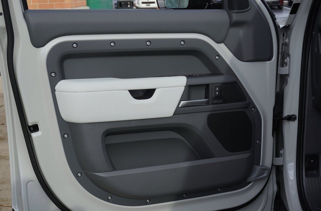 2026 LAND ROVER DEFENDER - Image 10