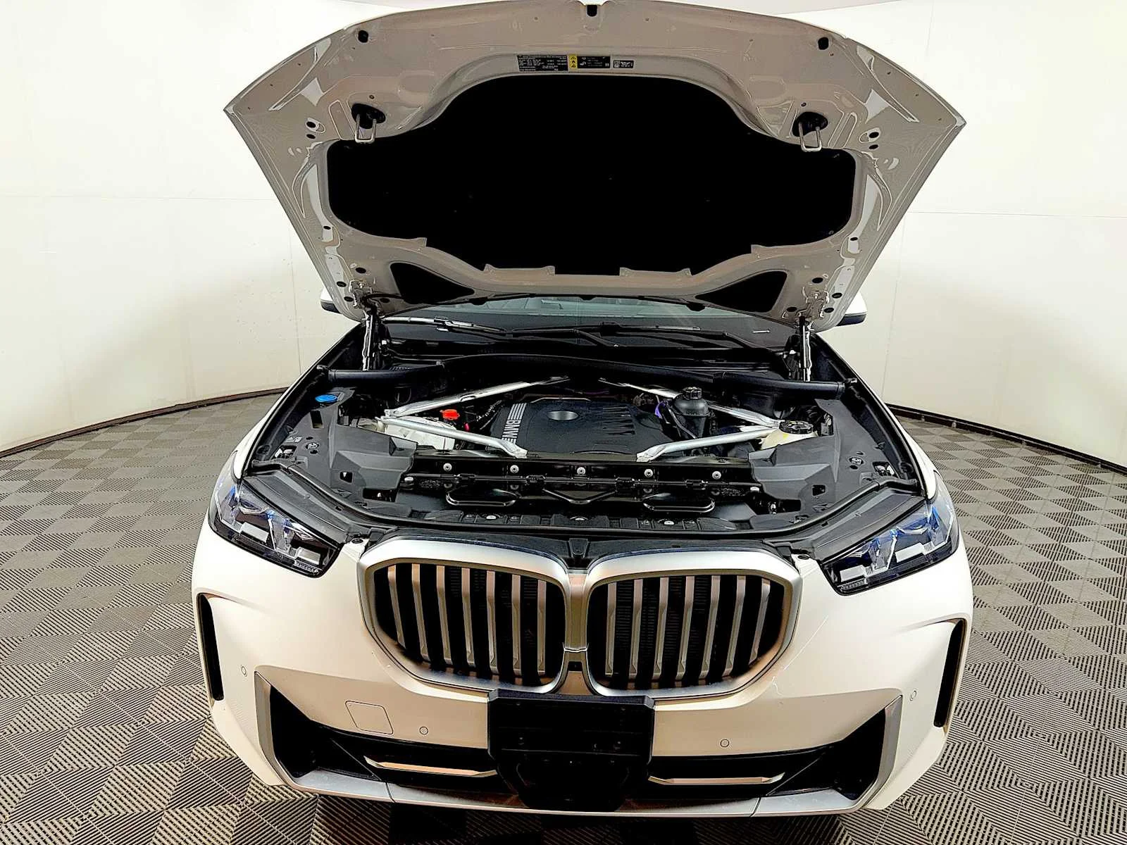 Certified Used 2024 Mineral White Metallic BMW xDrive40i image 31