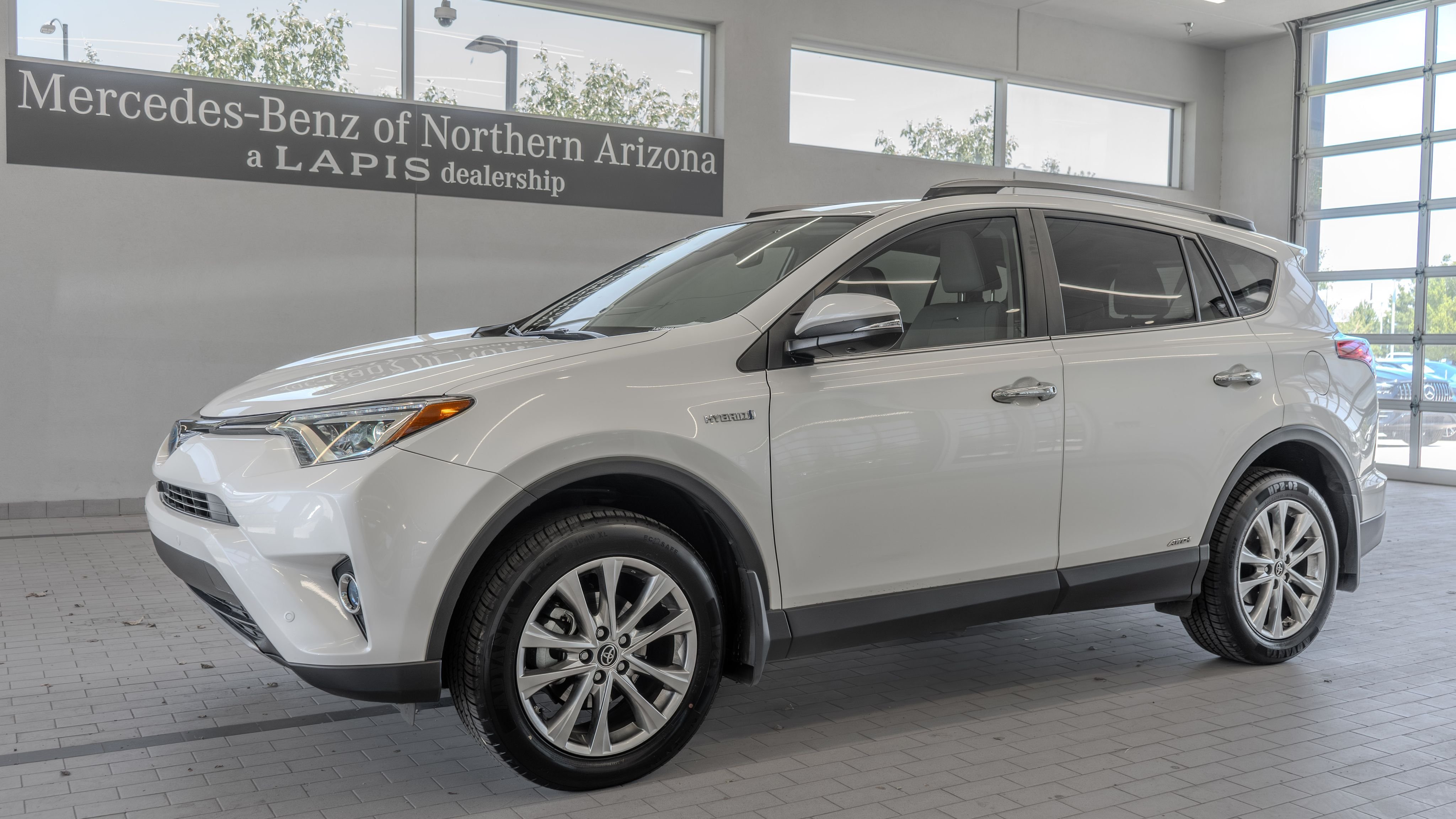 Used 2018 Blizzard Pearl Toyota Limited image 3