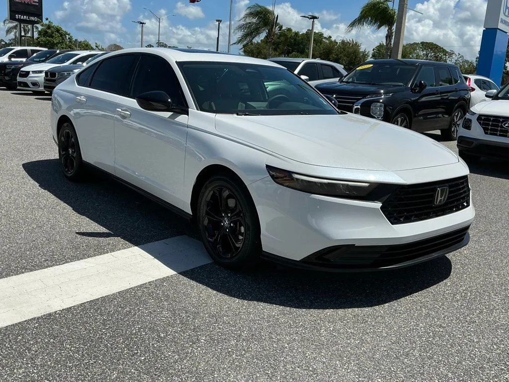 Used 2025 White Honda SE image 8
